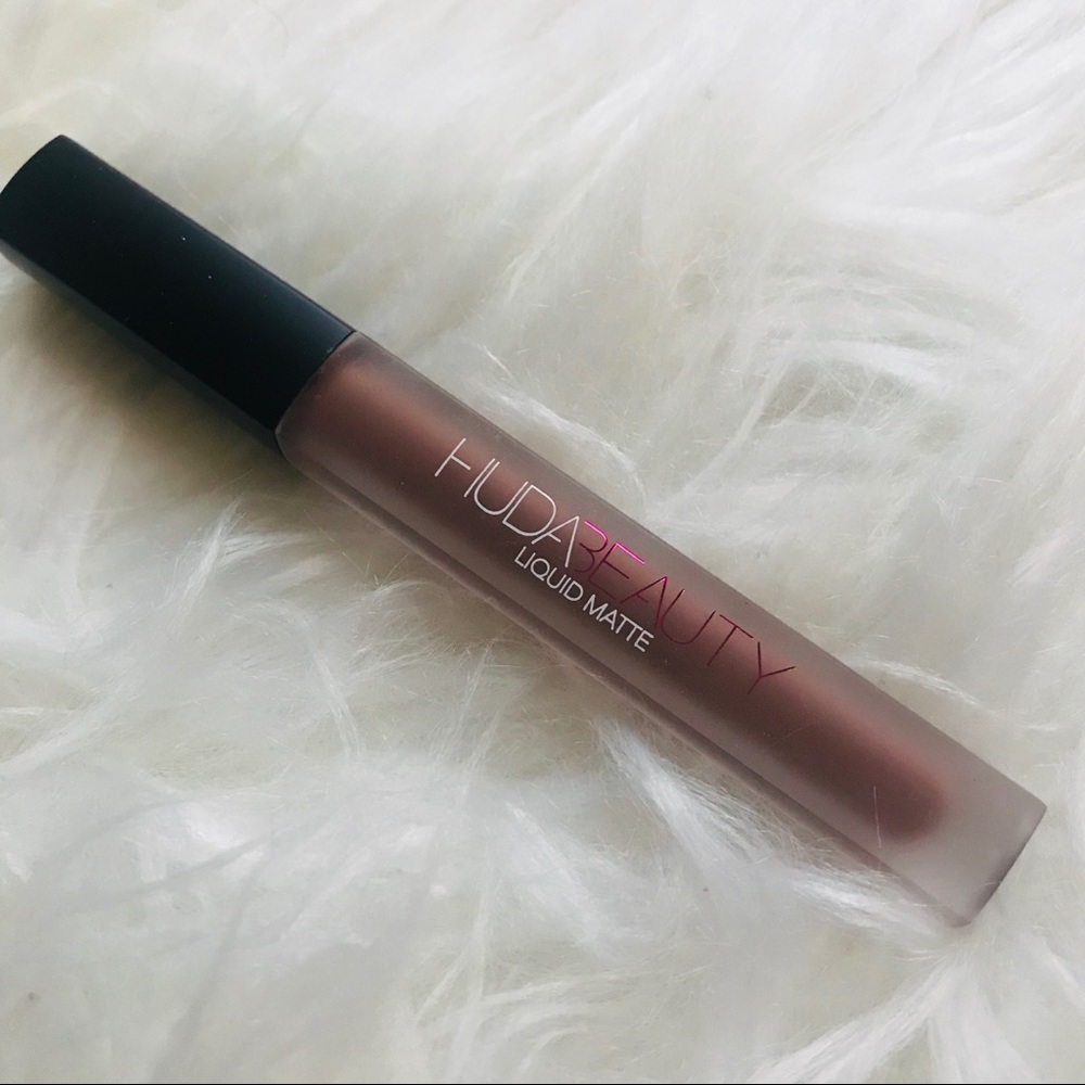 Huda Beauty Liquid Matte Lipstick in “Flirt”